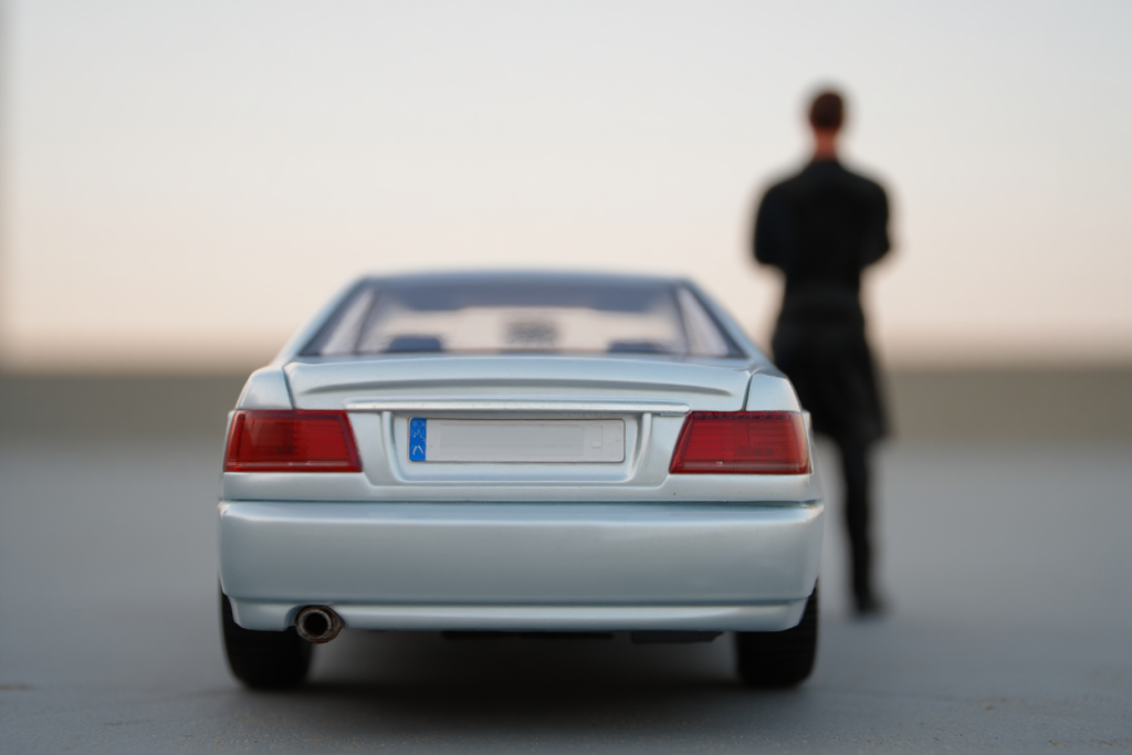 Qué bloqueos impiden la venta tradicional de un coche con cargas